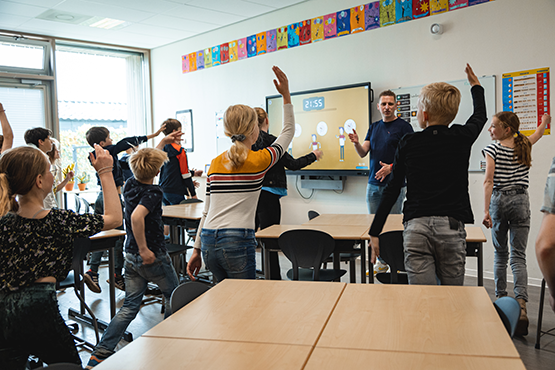[Foto] Kinderen steken doen met zijn allen mee met fit en vaardig in de klas