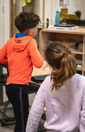 Een jongen en een meisje doen beiden actief mee met Fit en Vaardig in de klas