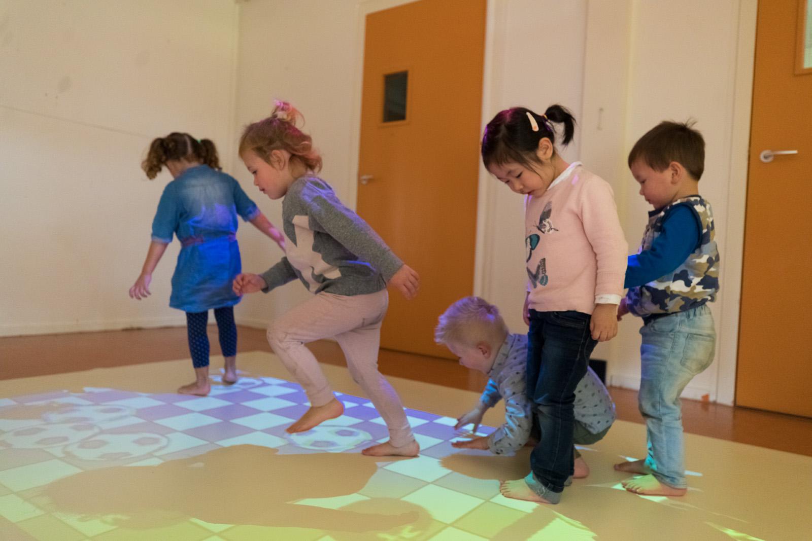 bewegend-leren-springlab4 Vliegtuigjes vliegen - bewegend leren voor thuis
