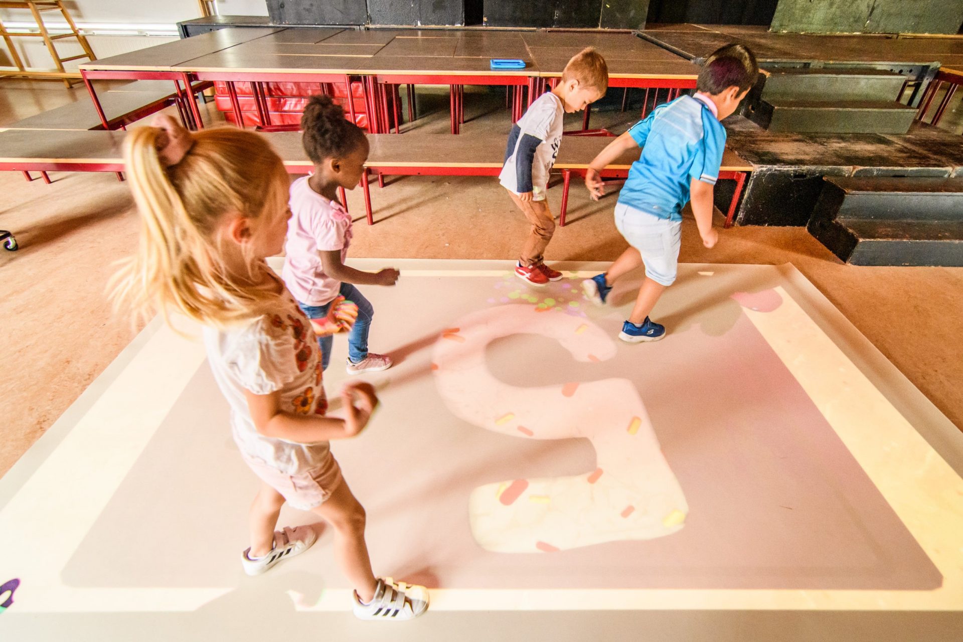 sprinlab-scholen Kinderen spelen rekenwereld op Springlab Beweegvloer