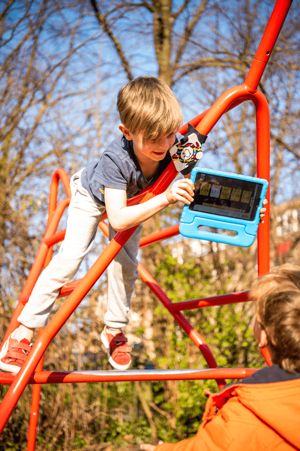spelend leren jongen hangend en spelend met Springloop