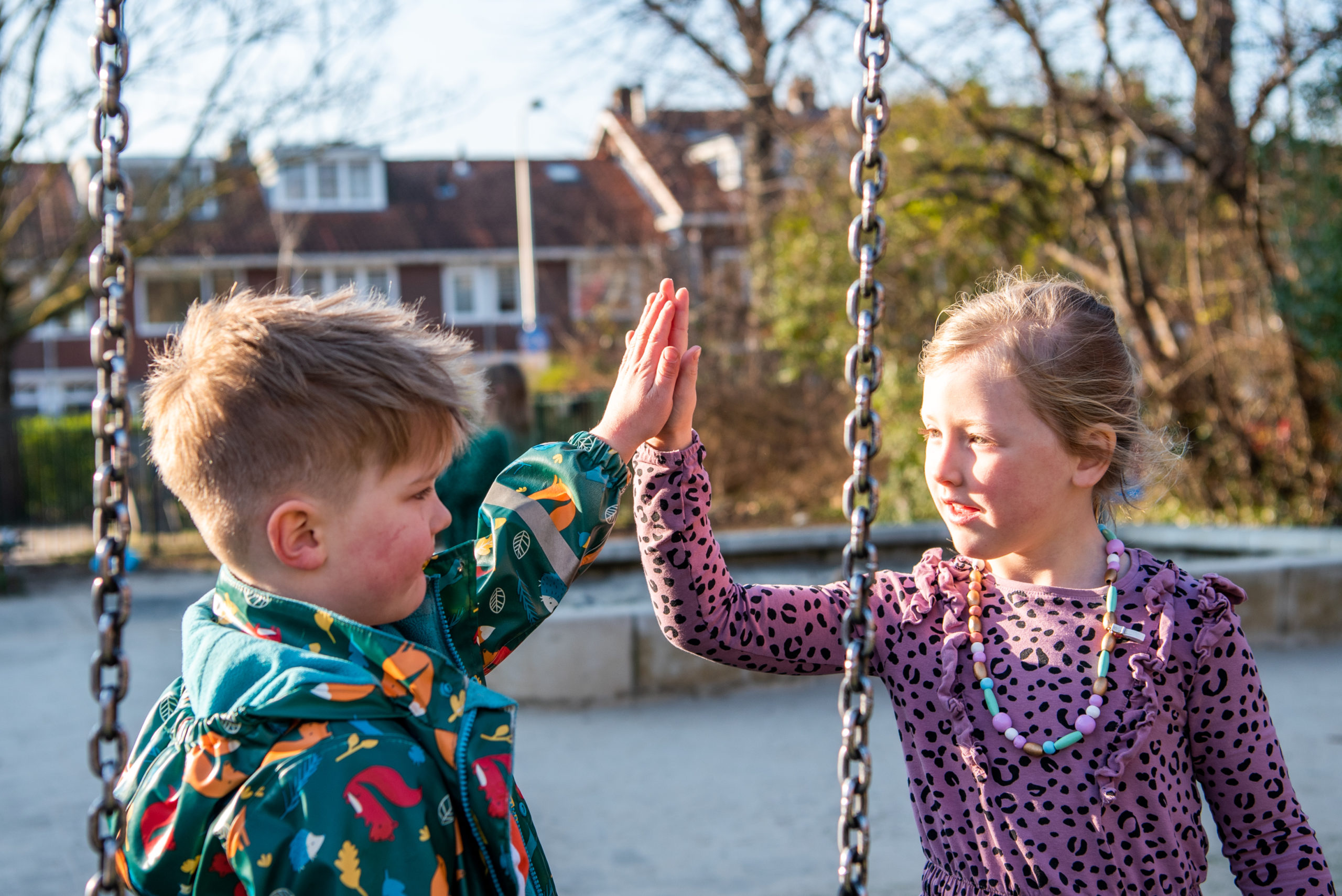 Springlab_HR300_daisyjanssenfotografie-55 Kids high five buiten op schoolplein
