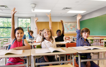 Bewegen tijdens het leren Kinderen steken hand op in klas om te bewegen