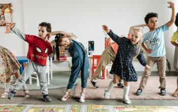 Bewegen voor of na het leren Kinderen zijn aan het bewegen op het leerplein
