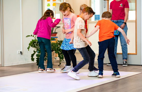 Beweegvloer (1) Kinderen actief op de beweegvloer