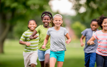 Kinderen rennen buiten, beweging voor fysieke gezondheid