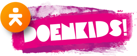 Kinderen in het klaslokaal bewegend aan het leren met Fit & Vaardig op het digibord