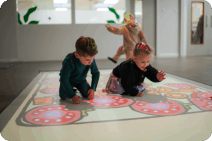 Kinderen snijden de tomaten van het Beweegvloer spel Soep maken met Puk