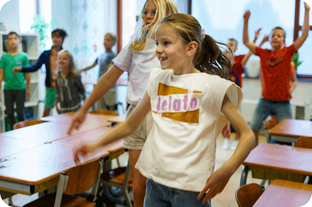 Kinderen bewegen fanatiek in de klas