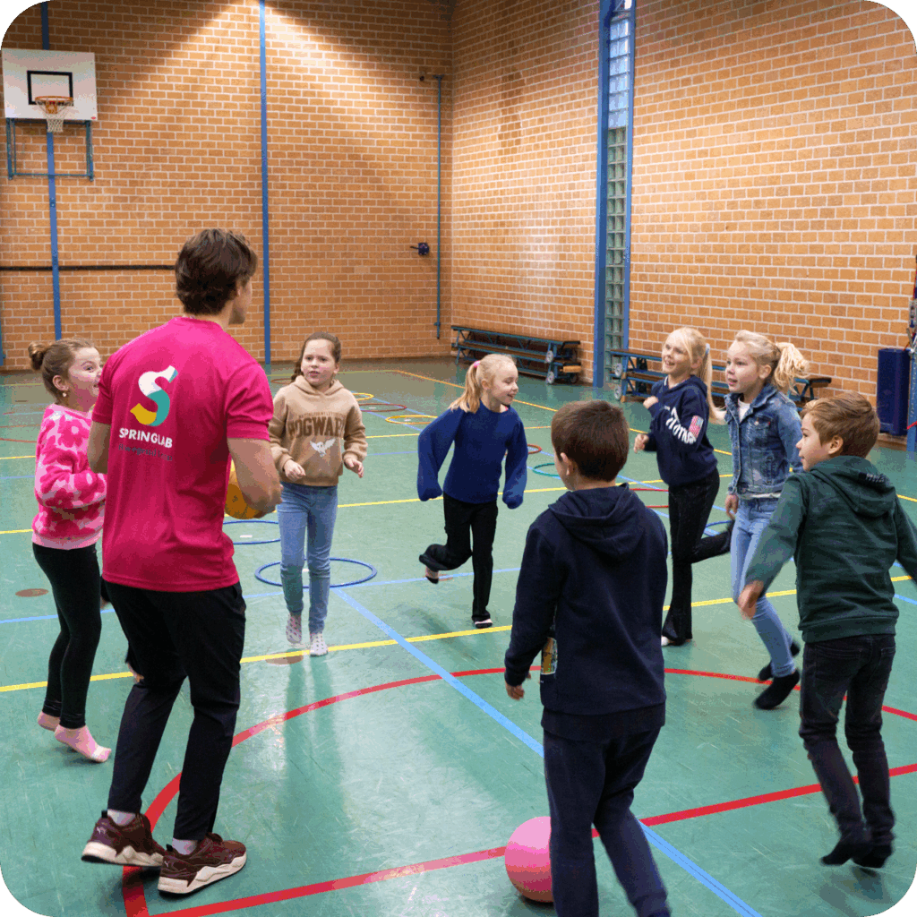Een Springlab medewerker begeleid een cirkel van kinderen bij een bewegend leren oefeningen